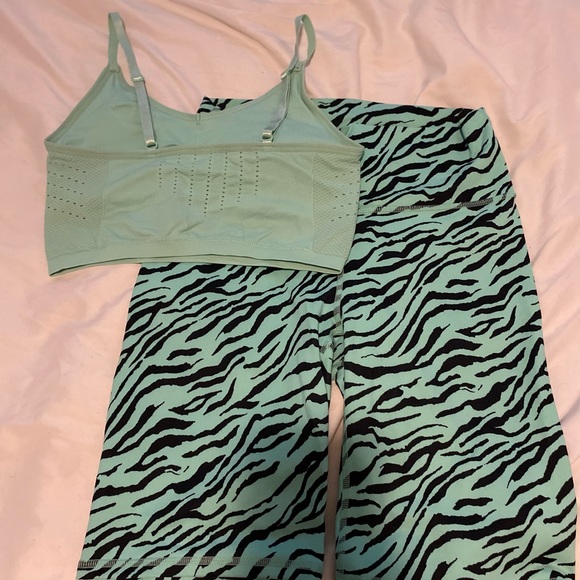 Fabletics two piece outfit - Picture 4 of 4